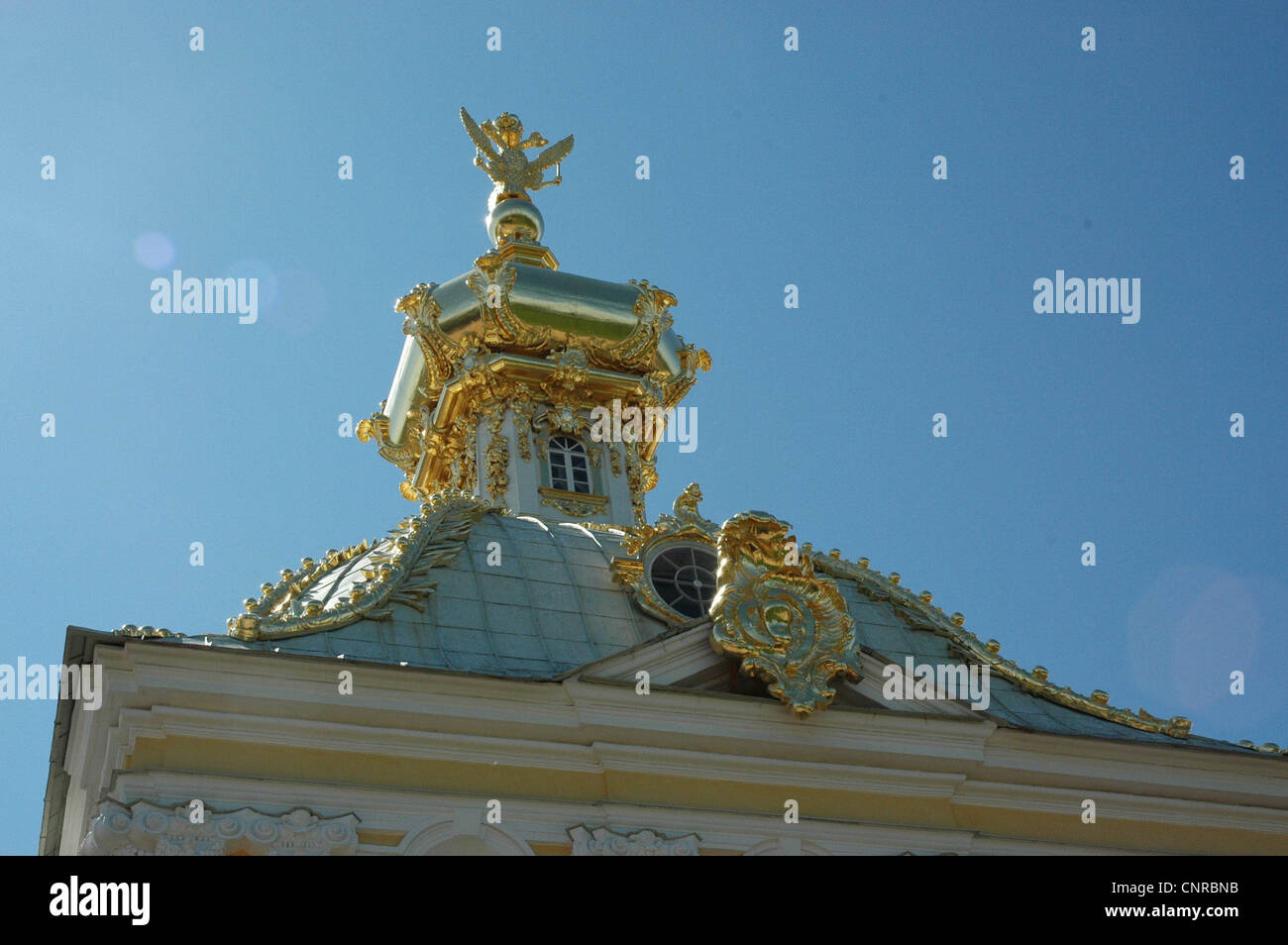 Der große Palast Peterhof, Pavillion des Reichsadlers, Peterhof, im Westen von St. Petersbourg, Erstellen von Peter der große Stockfoto