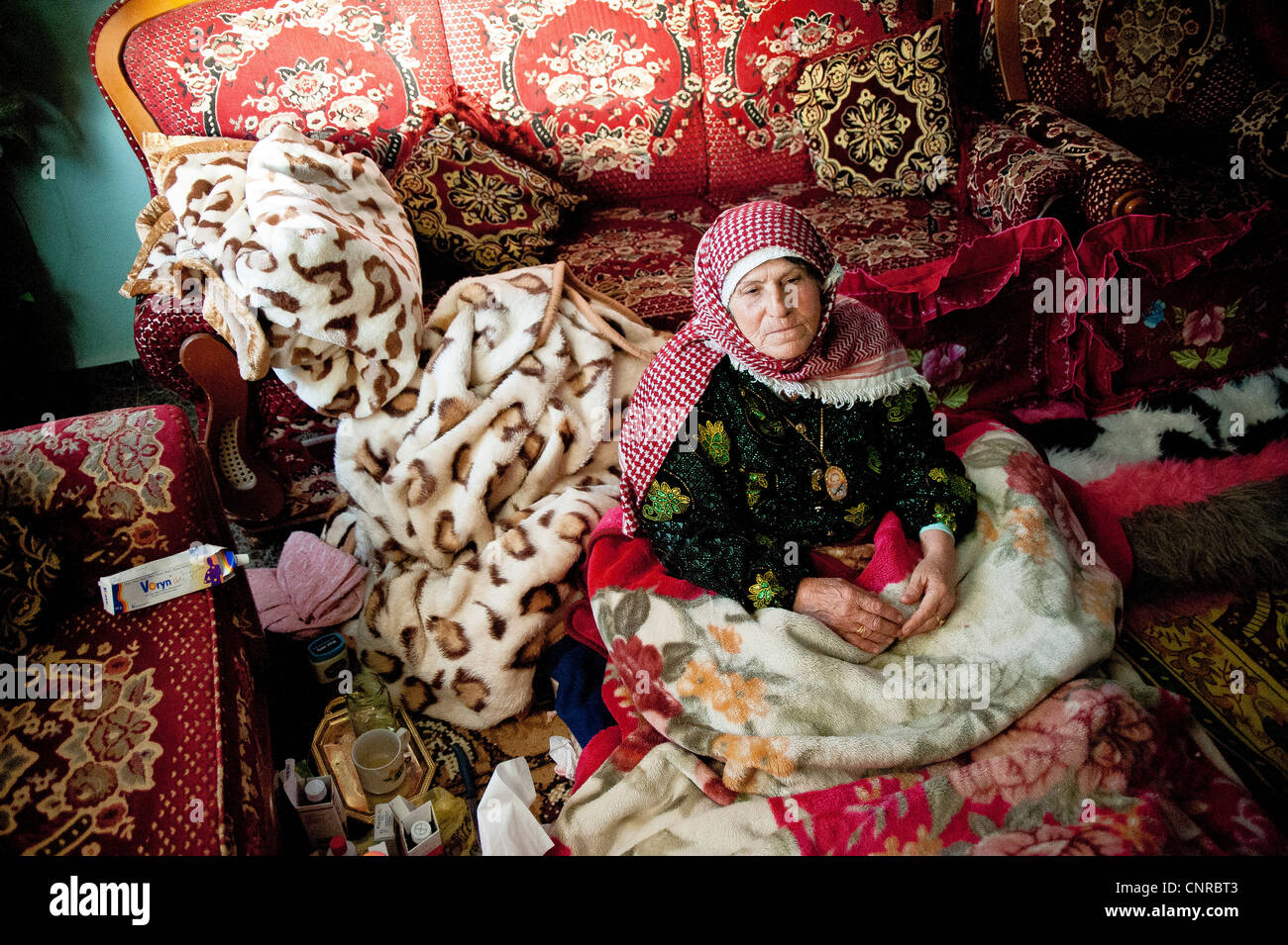 Die alte Dame von Awarta, wer nur mit ihren Fotos von Märtyrern, die alte Dame in ihrem Bett in der Mitte von rom schläft. Stockfoto