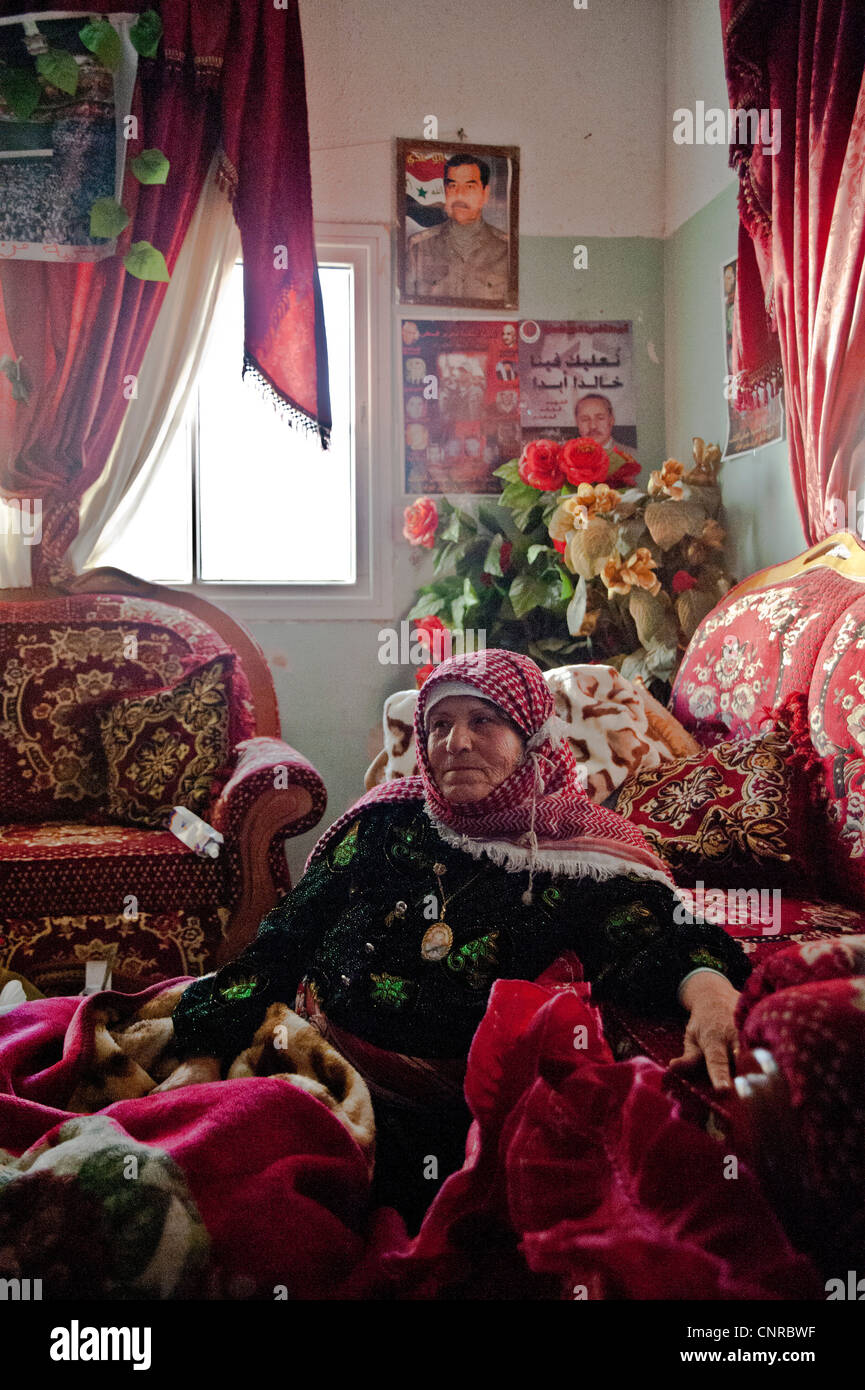 Die alte Dame von Awarta, wer nur mit ihren Fotos von Märtyrern, die alte Dame in ihrem Bett in der Mitte von rom schläft. Stockfoto