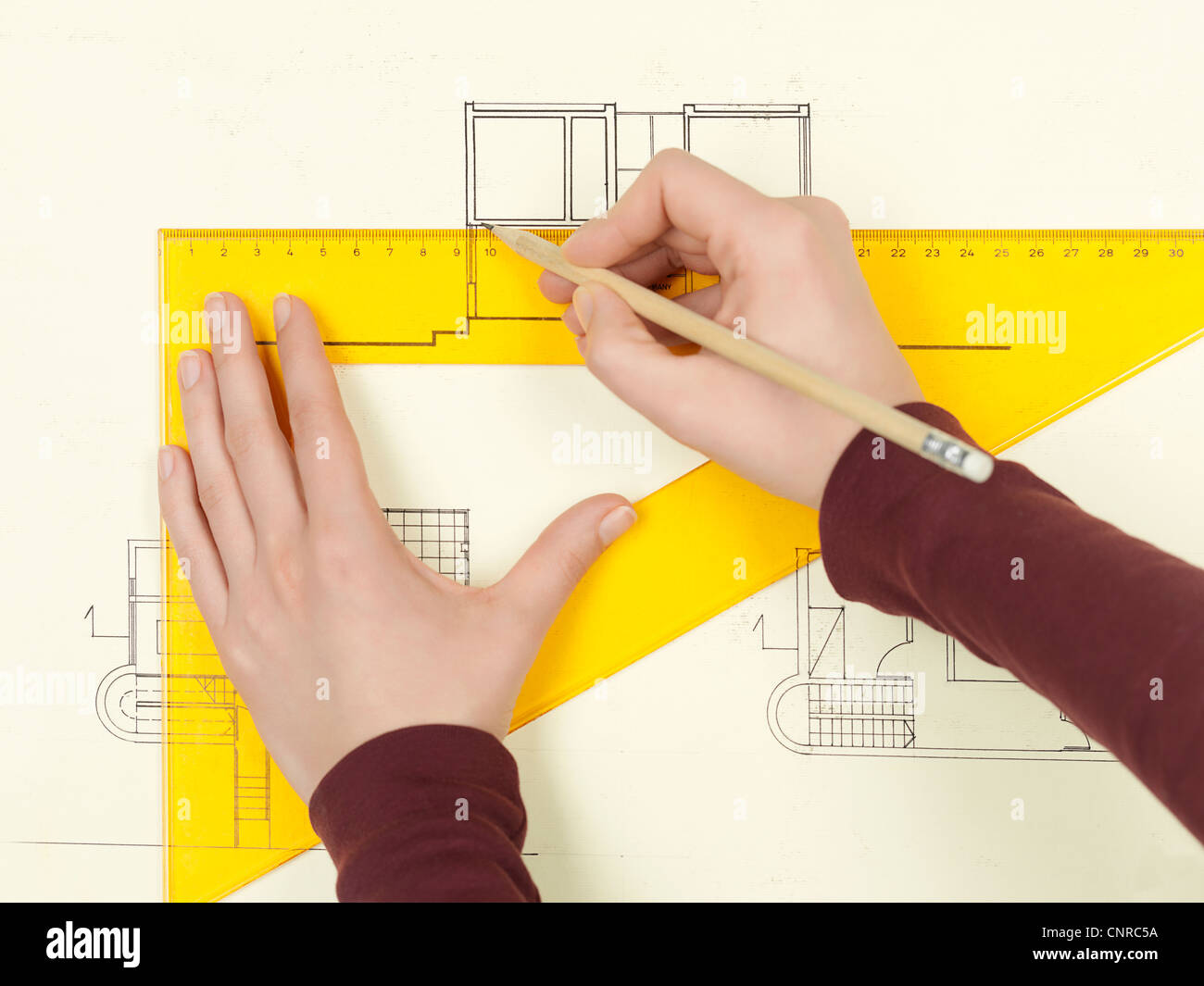 Frauenhand architektonische Blaupause des modernen Hauses zeichnen Stockfoto
