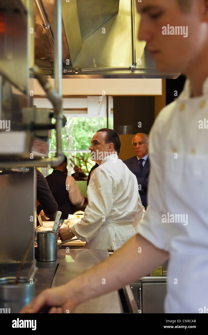 Die Master-Chef bei der Arbeit., In Manhattan, das Restaurant "Jean  Georges" mit dem Meister Koch Jean-Georges Vongerichten, hat beco  Stockfotografie - Alamy