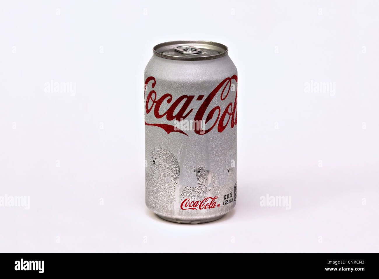 Kondensation auf der Außenseite eine weiße 12oz Dose Coca-Cola mit drei Eisbären auf weißem Hintergrund. Stockfoto