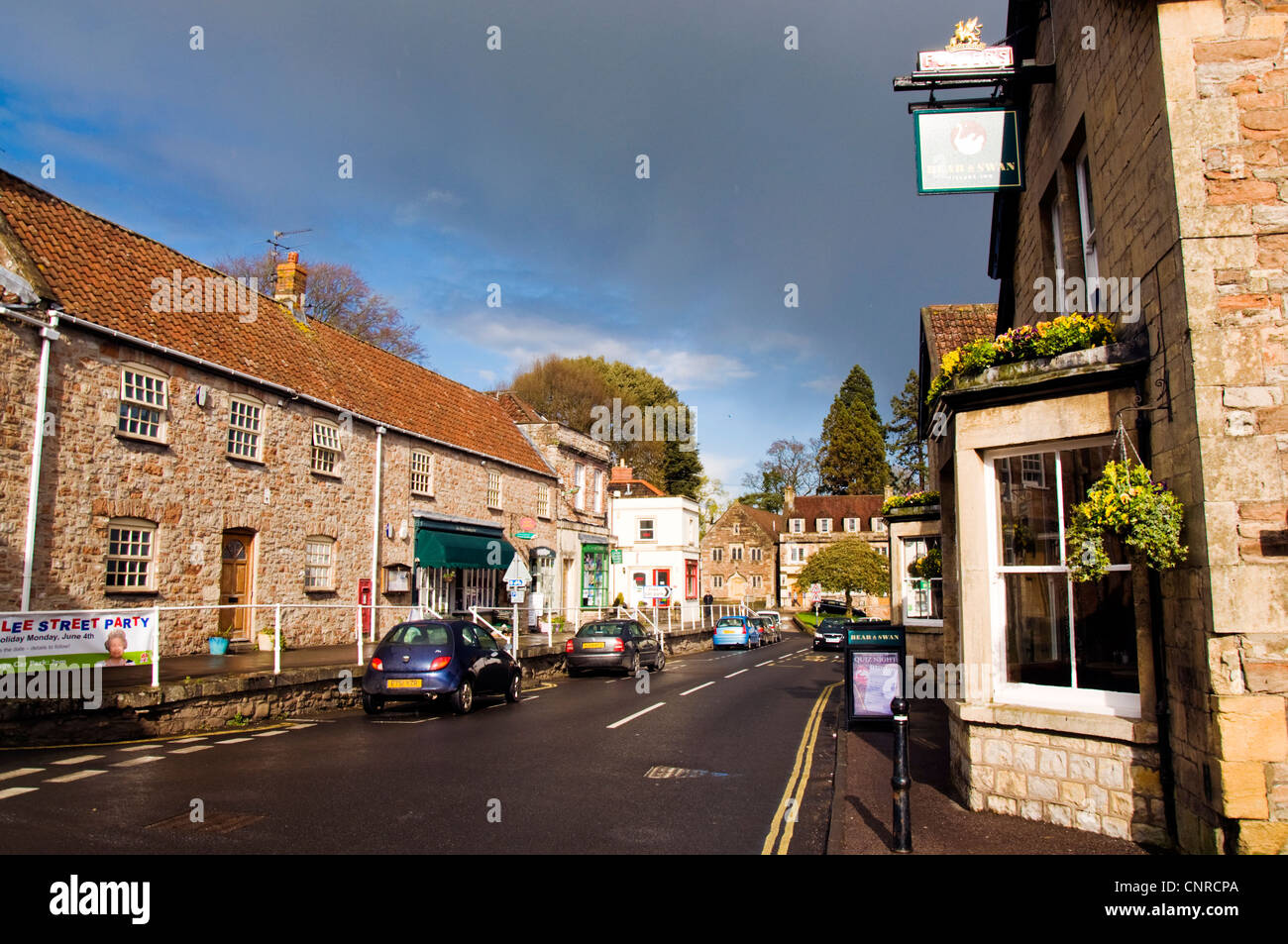 Chew Magna High Dorfstraße mit Bär und Swan Pub Bar Inn rechts Stockfoto