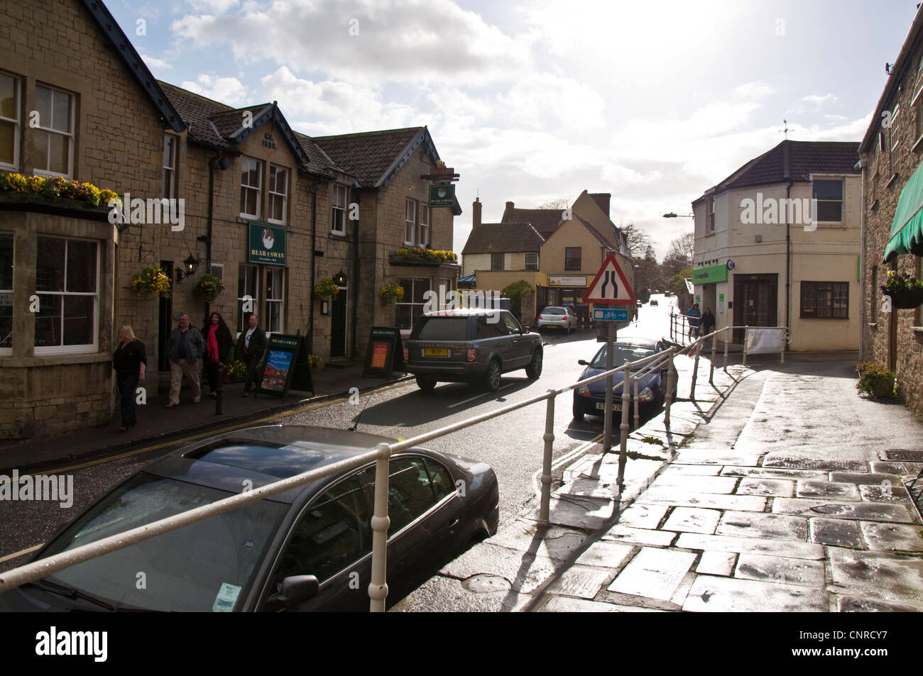 Chew Magna High Street und Bär und Swan Pub Bar inn Stockfoto