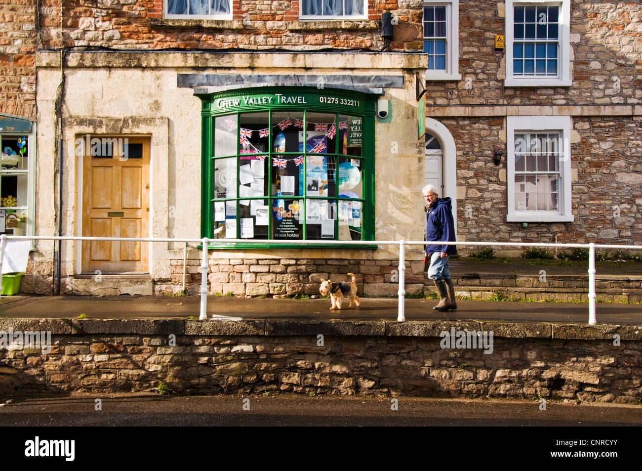 Mann zu Fuß Hund in Chew Magna Stockfoto