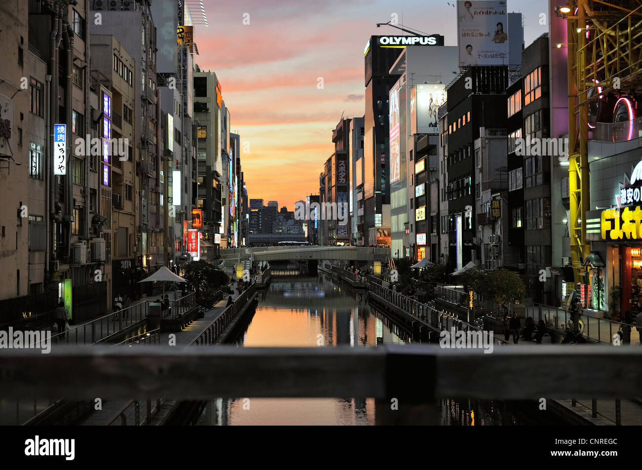 Sonnenuntergang am Fluss Dotombori, Osaka, Japan Stockfoto