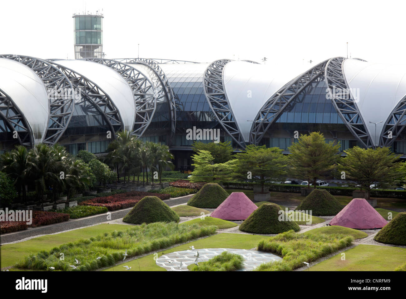 Die Gärten des internationalen Flughafens Bangkok Suvarnabhumi (Thailand). Les Jardins de l'Aéroport international de Bangkok. Stockfoto