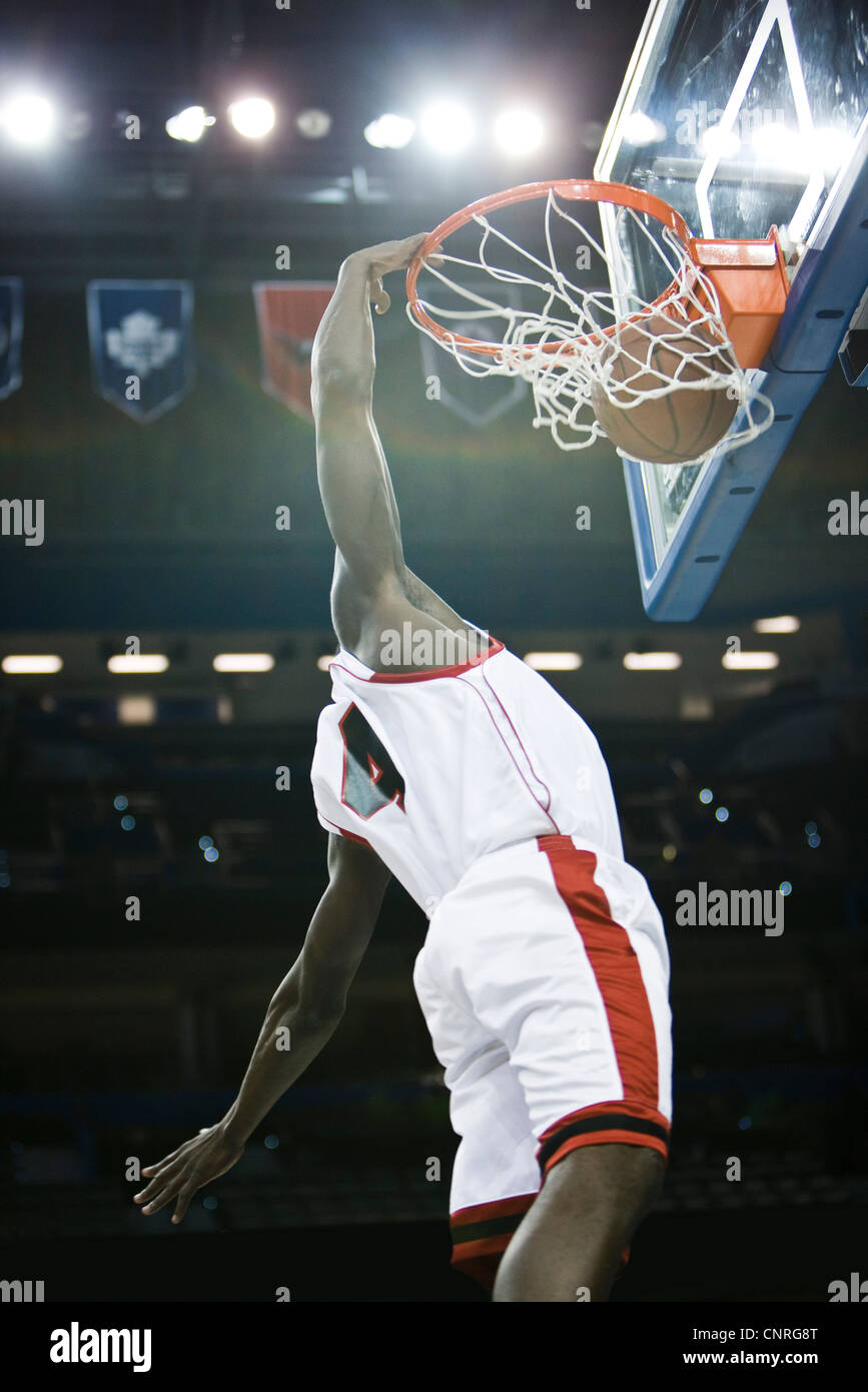 Basketball-Spieler slam dunking basketball Stockfoto