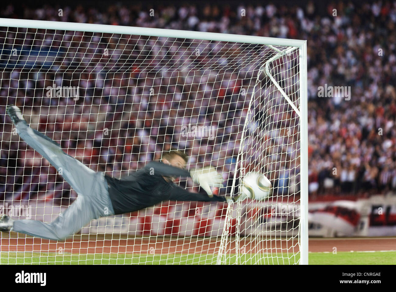 Fußball Torwart Tauchen Block Ball Stockfoto