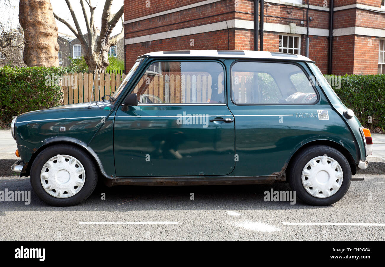 Seitenansicht eines alten Mini Cooper am Straßenrand geparkt, London, England, Großbritannien Stockfoto