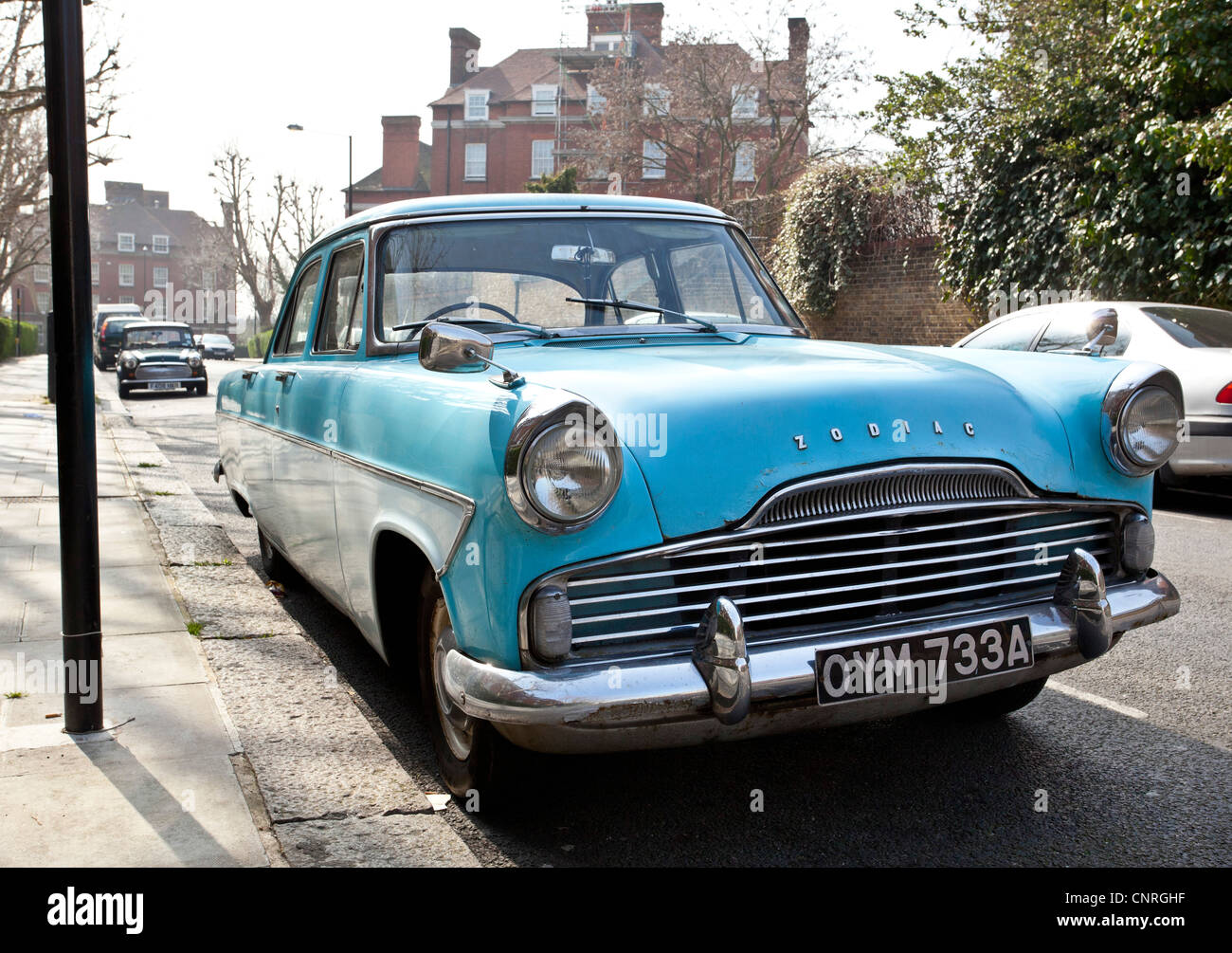 Vorderansicht eines Ford Zephyr Zodiac Autos geparkt auf der Straße, London, England, UK Stockfoto
