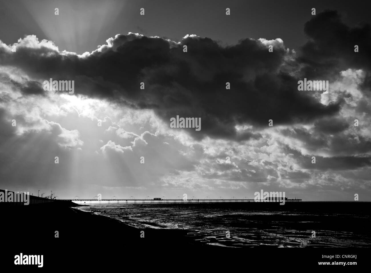 Wolken über Southport Pier UK Stockfoto