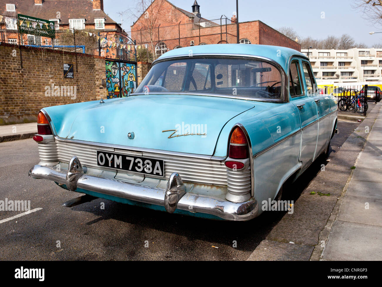 Drei Viertel Rückansicht eines Ford Zephyr Zodiac Autos geparkt auf der Straße, London, England, Großbritannien Stockfoto