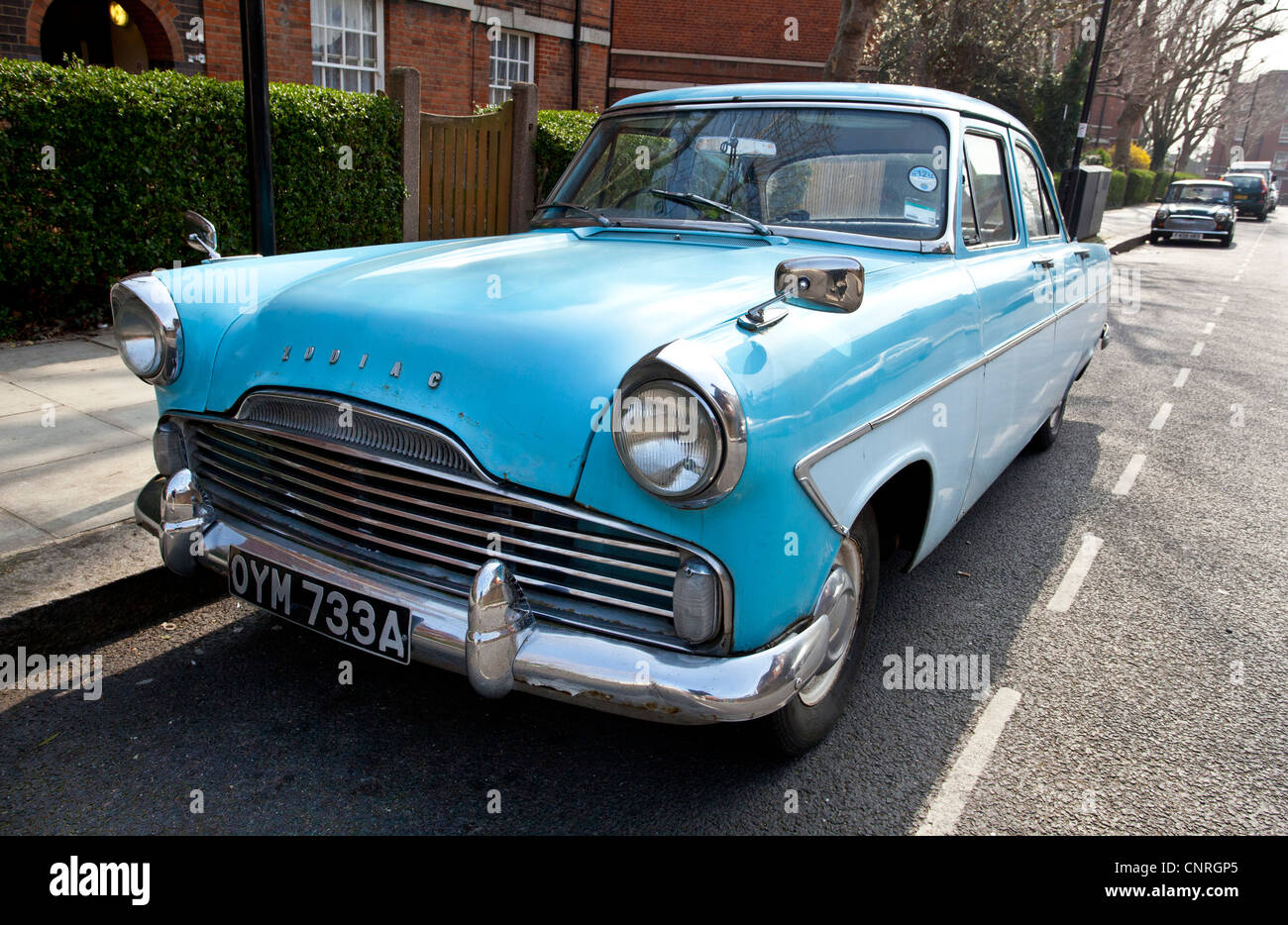Vorderansicht eines Ford Zephyr Zodiac Autos geparkt auf der Straße, London, England, UK Stockfoto