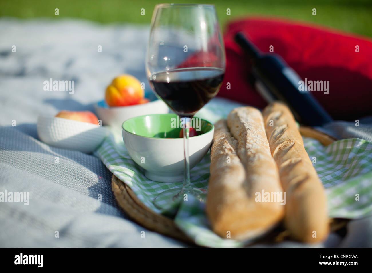 Essen und Wein auf der Picknickdecke Stockfoto