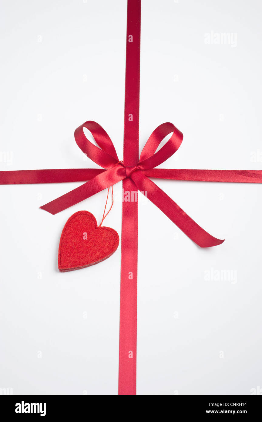 Geschenk mit Schleife und Herz dekoriert Stockfoto