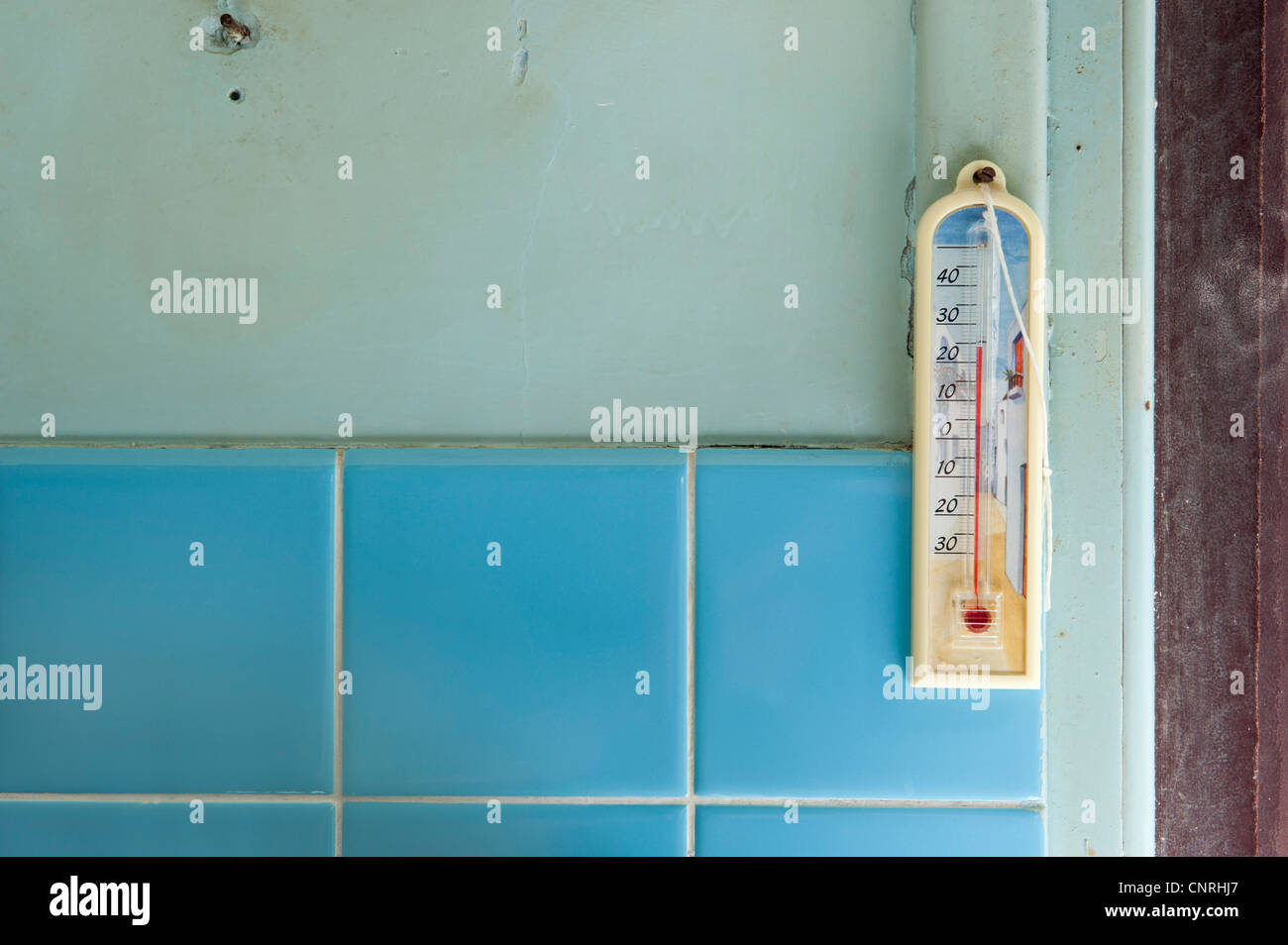 Thermometer an Wand Stockfoto