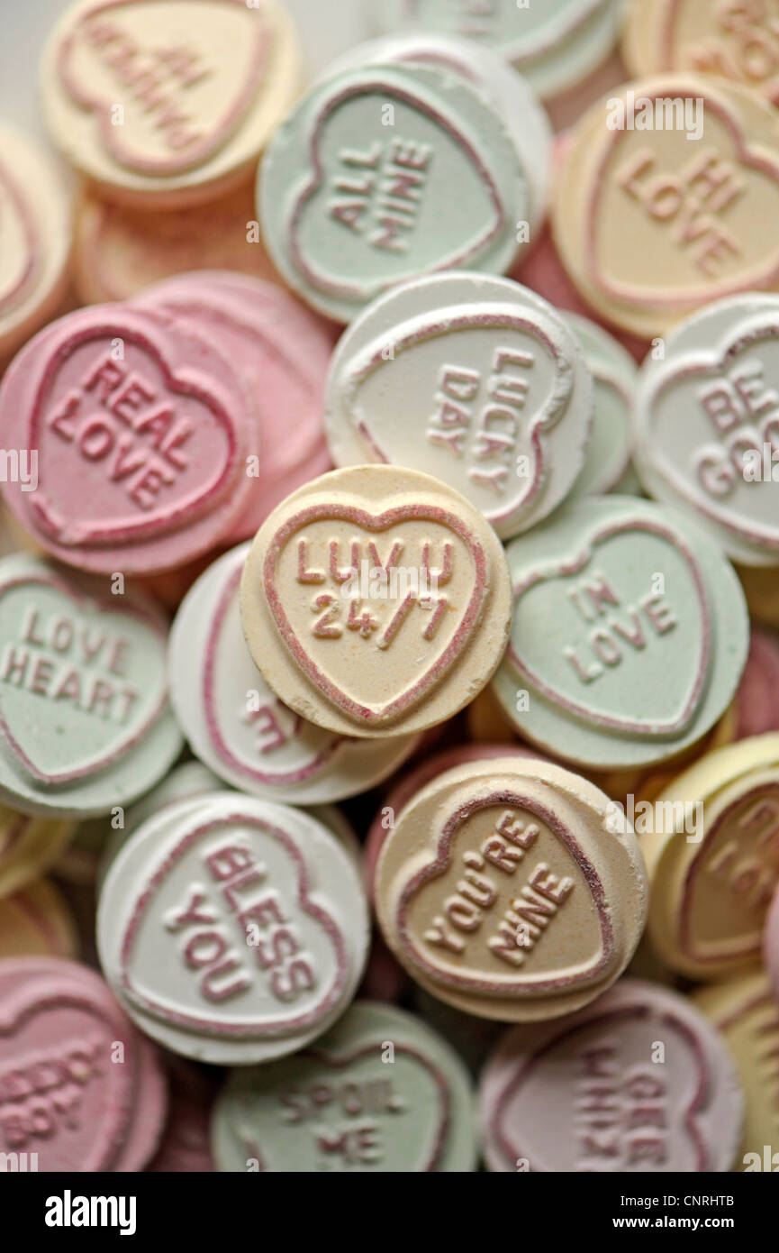 Close-up of Love Hearts Bonbons mit dem Fokus auf LUV U 24/7 Stockfoto