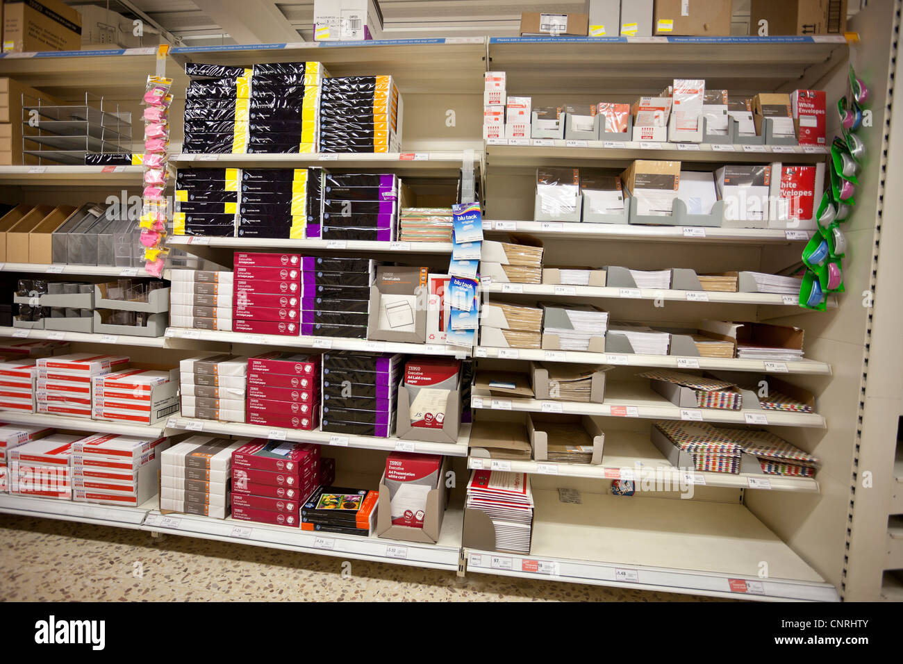 Stationäre Regale in einem Shop, London, England, UK Stockfoto