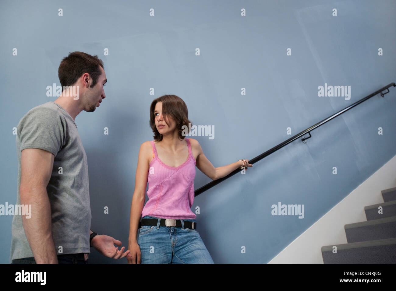 Junges Paar miteinander reden Stockfoto