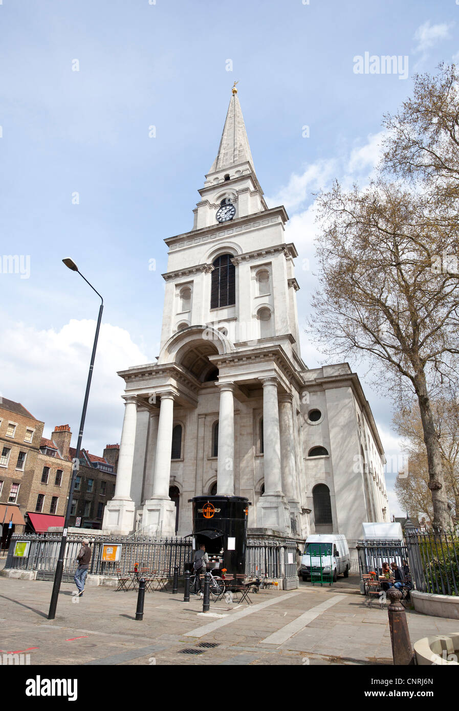 Vor der Kirche Christi, Spitalfields, Commercial Street, London, England, UK. Stockfoto