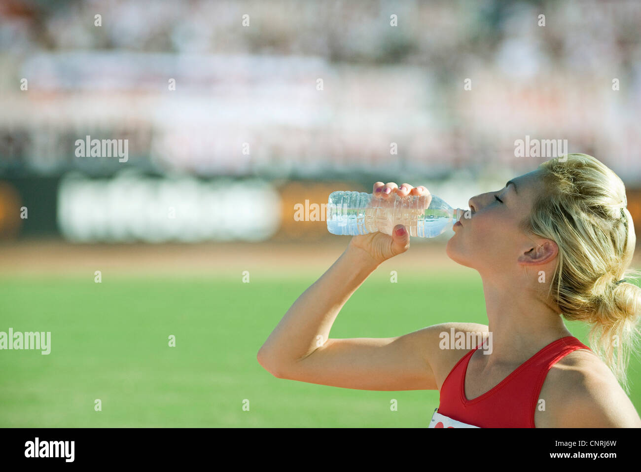 Sportlerin, abgefülltes Wasser zu trinken Stockfoto