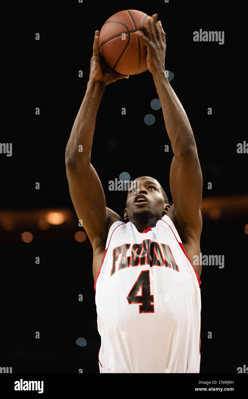 Basketball Spieler fangen ball Stockfoto