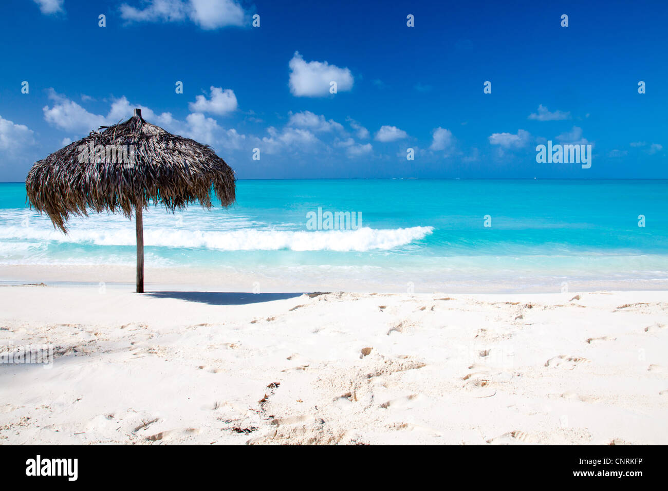 Sonnenschirm, gemacht von Palm Blätter an einem perfekten weißen Strand  Meer. Der richtige Ort für Entspannung und Urlaub Stockfotografie - Alamy