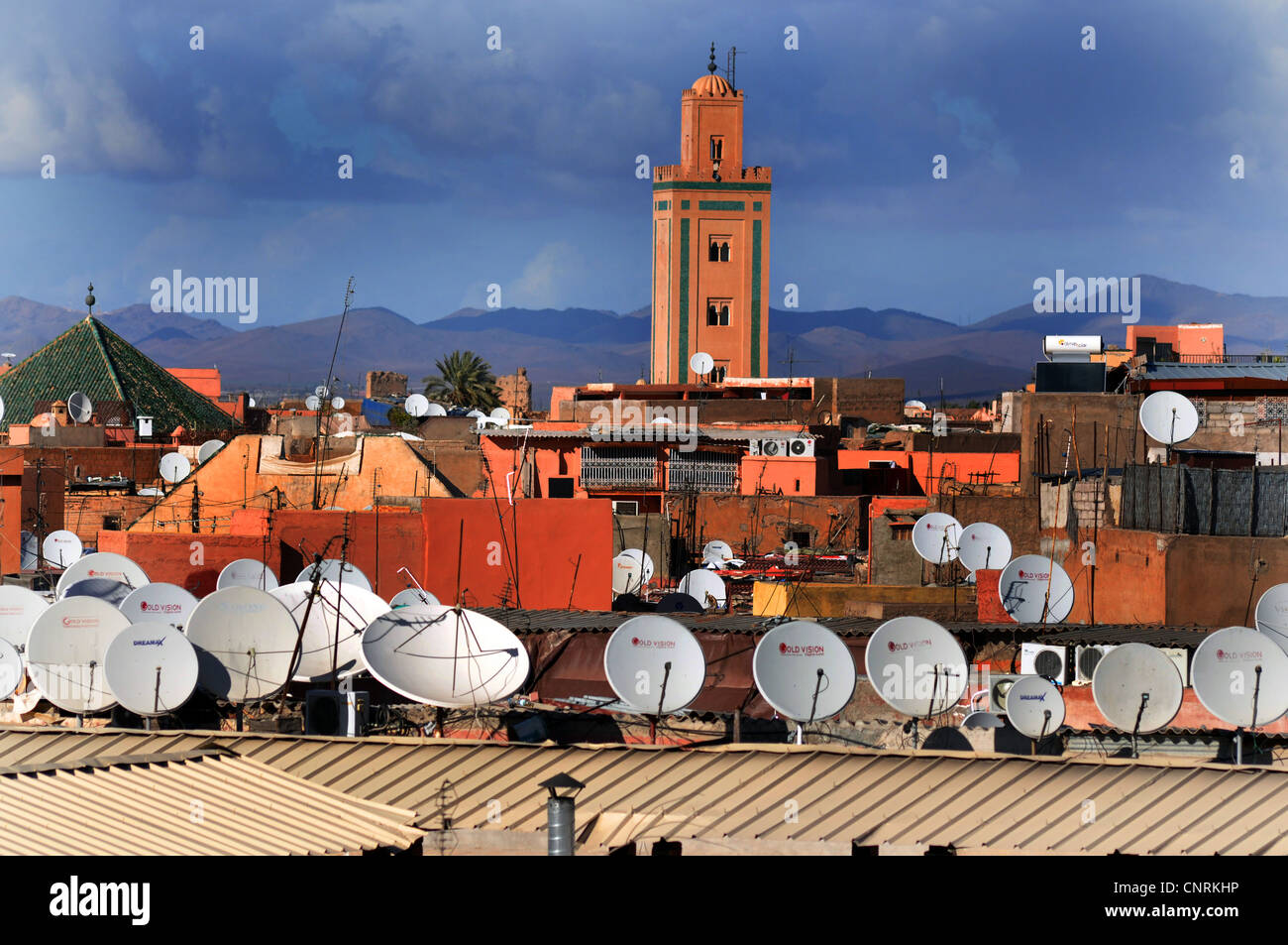Marrakesch Marokko, Blick über die Dächer und Satellitenschüsseln an das Atlas-Gebirge. Stockfoto