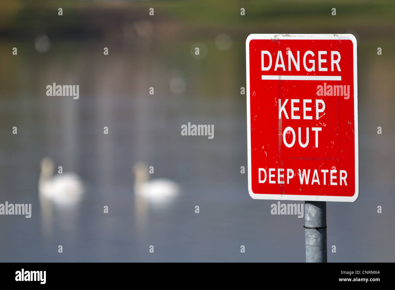 Gefahr Tiefenwasser Warnschild Stockfoto