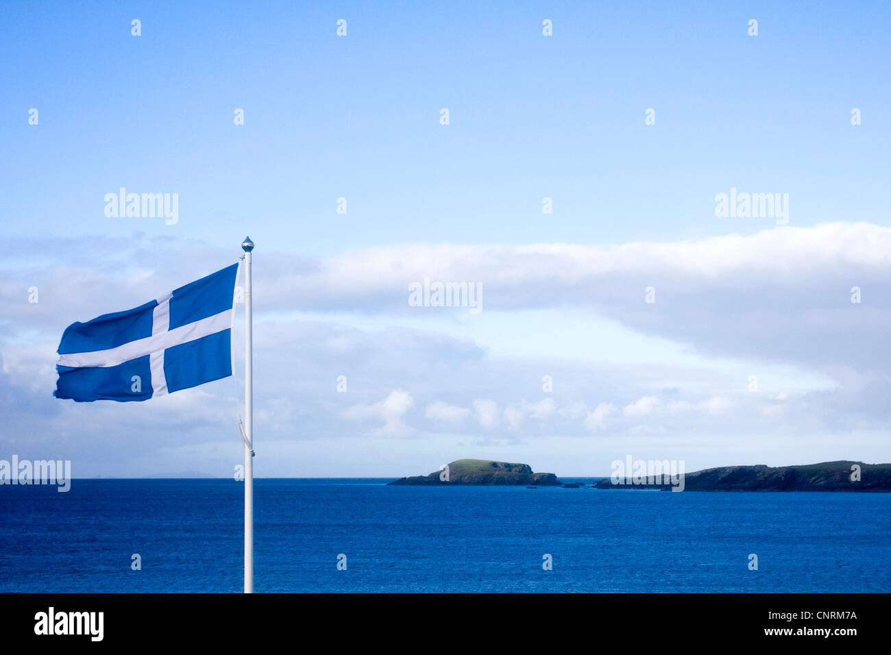 Flagge von Schottland an der Küste von der wichtigsten Insel Shetland Sumburgh, Shetland-Inseln, Schottland, Vereinigtes Königreich Stockfoto
