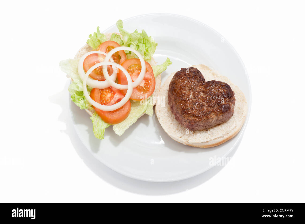 Eine herzförmige Beef-Burger auf einem Brötchen mit einem Beilagensalat Stockfoto