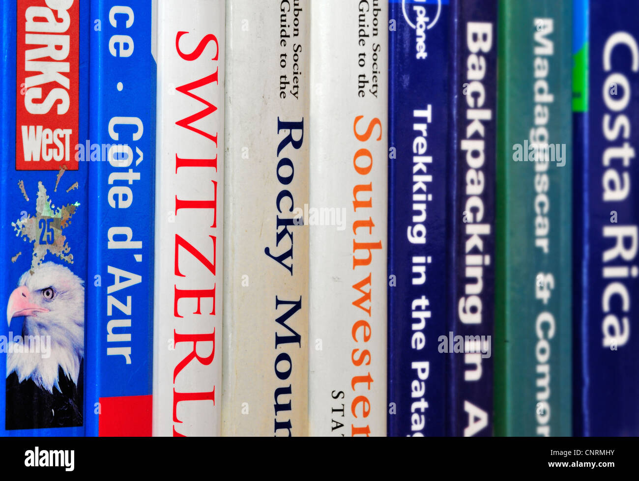 Kollektion zeigt Auswahl an Reiseführern und Reiseführern über weltweite Urlaubsziele auf einem Bücherregal Bücherregal Stockfoto