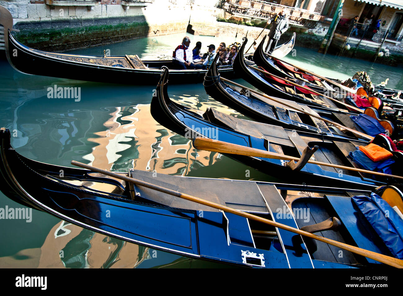 Gondeln in einem Kanal. Venedig, Italien. Stockfoto