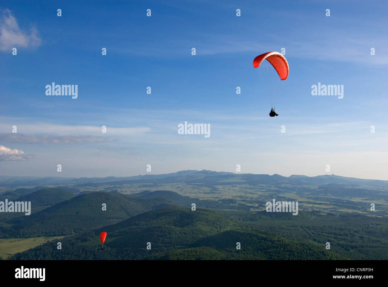 Gleitschirme am Puy de Dome und Blick auf die Vulkanlandschaft Chaine des Puys, Frankreich, Auvergne Stockfoto