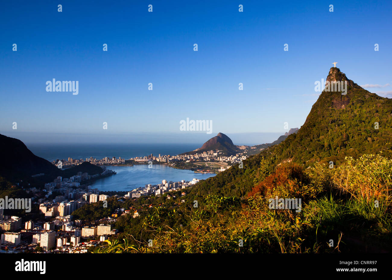 Tijuca Wald und Christus, den Erlöser, Rio De Janeiro, Brasilien. Rodrigo de Freitas-Lagune im Hintergrund. Stockfoto