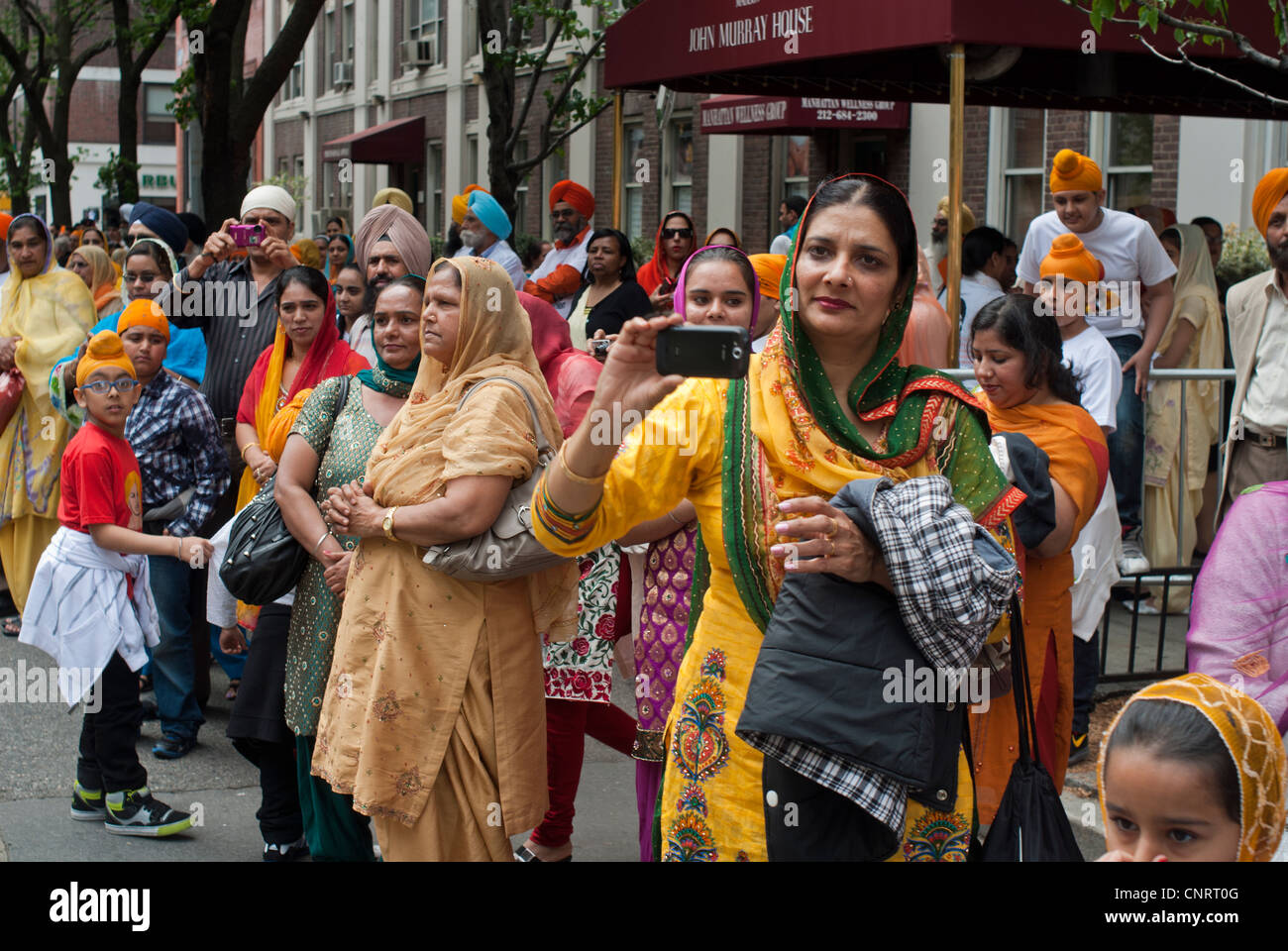 Tausende beobachten und teilnehmen an der 25. jährlichen Sikh Day Parade in New York Stockfoto