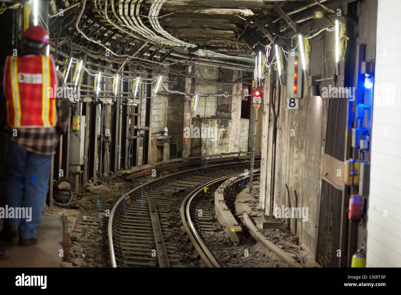Eine u-Bahn-Tunnel an Grand Central Station in New York wird mit neuen Light Emitting Diode-Arbeitsscheinwerfer beleuchtet. Stockfoto