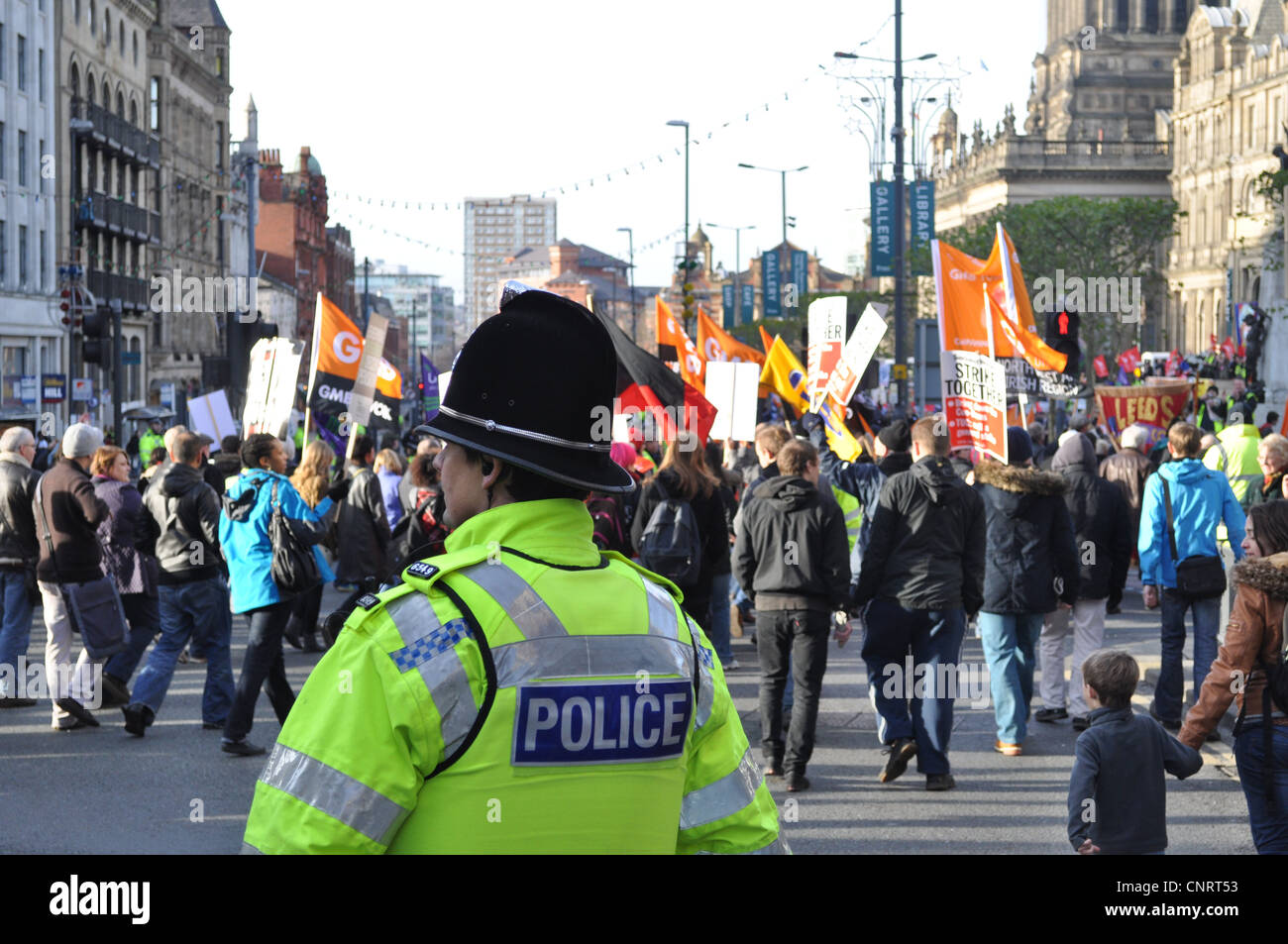 Polizei und Demonstranten bei den N30-Protesten in Leeds Stockfoto
