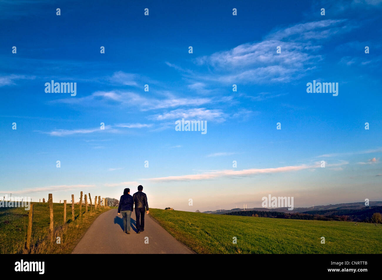 paar zu Fuß auf Weg in ländlicher Umgebung, Bergisches Land, Deutschland, North Rhine-Westphalia, Breckerfeld Stockfoto