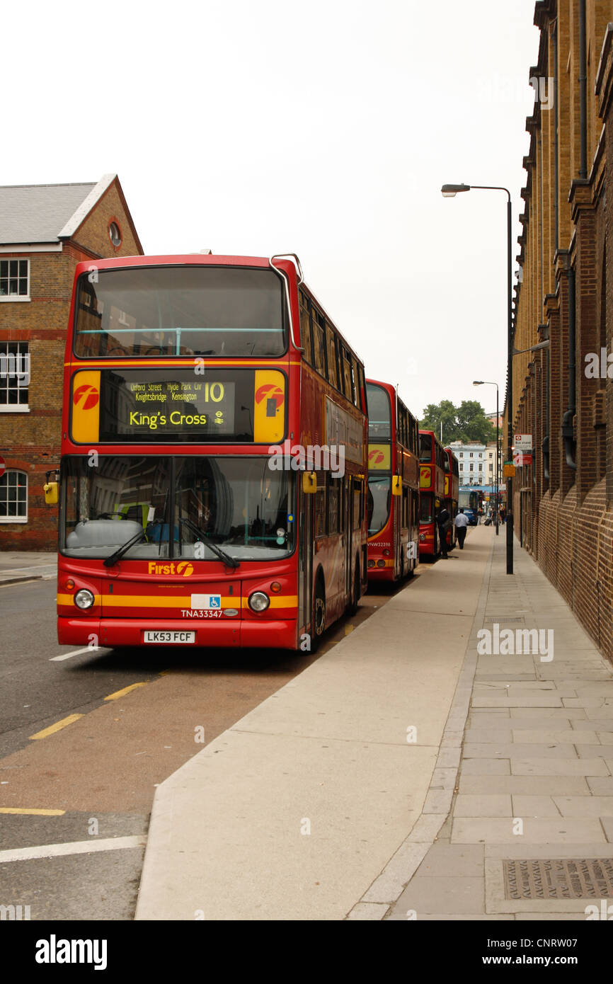 Roten Londoner Busse an, überqueren der Londoner Kings. Nr. 10, Oxford Street, Hyde Park Corner, Knightsbridge und Kensington Stockfoto