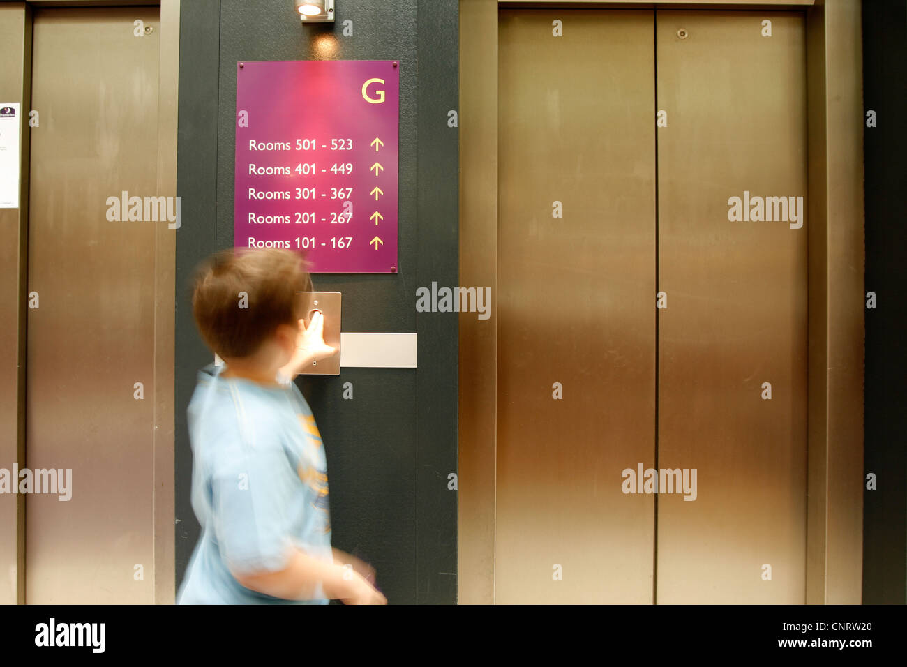 rufen den Lift. Kleiner Junge acht Jahre alt Stockfoto