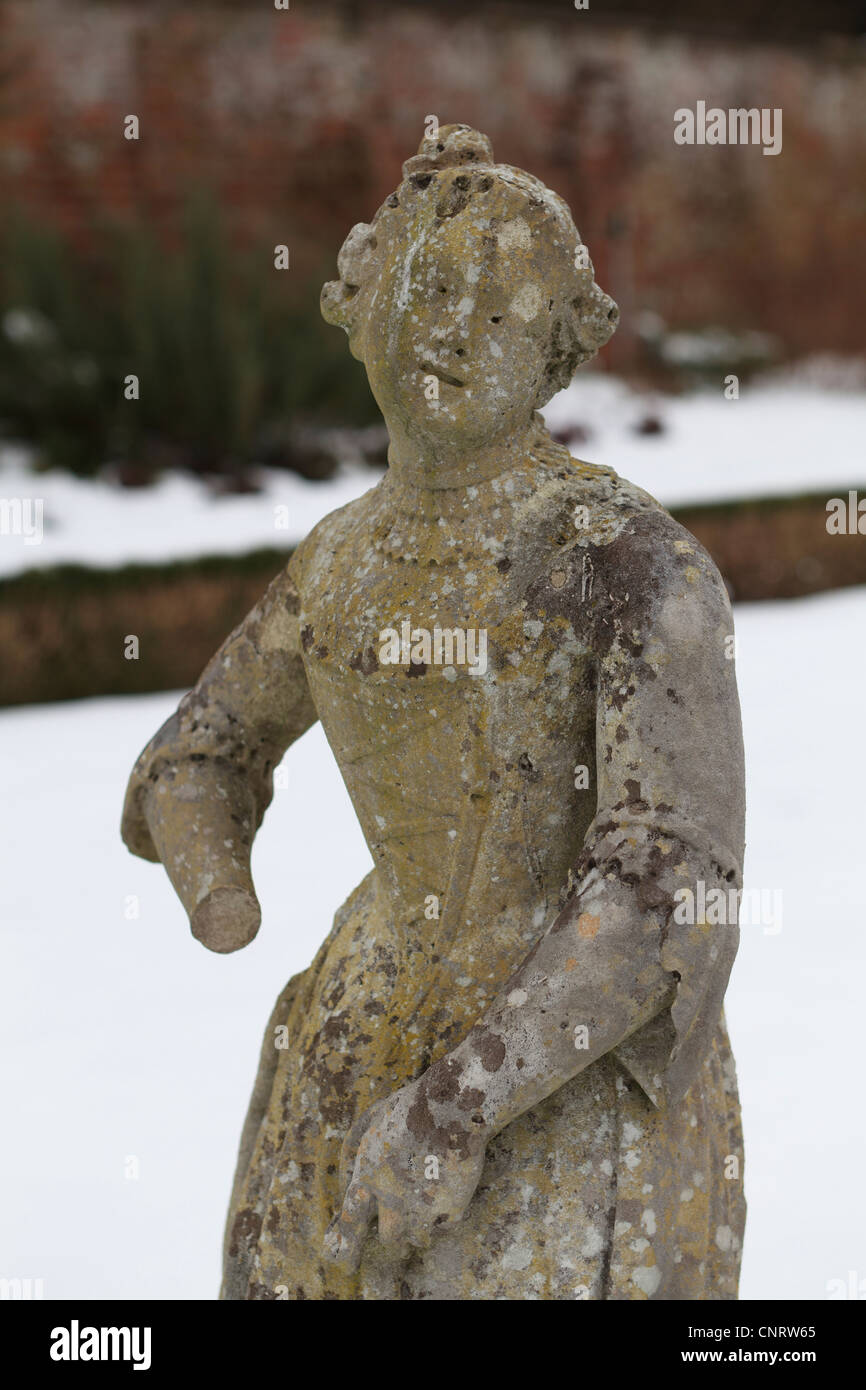 Statuen in einem verschneiten Garten Stockfoto