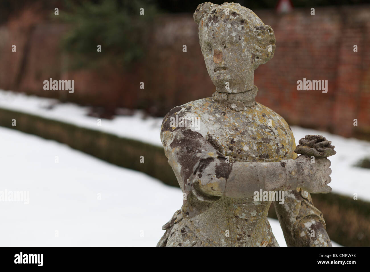Statuen in einem verschneiten Garten Stockfoto