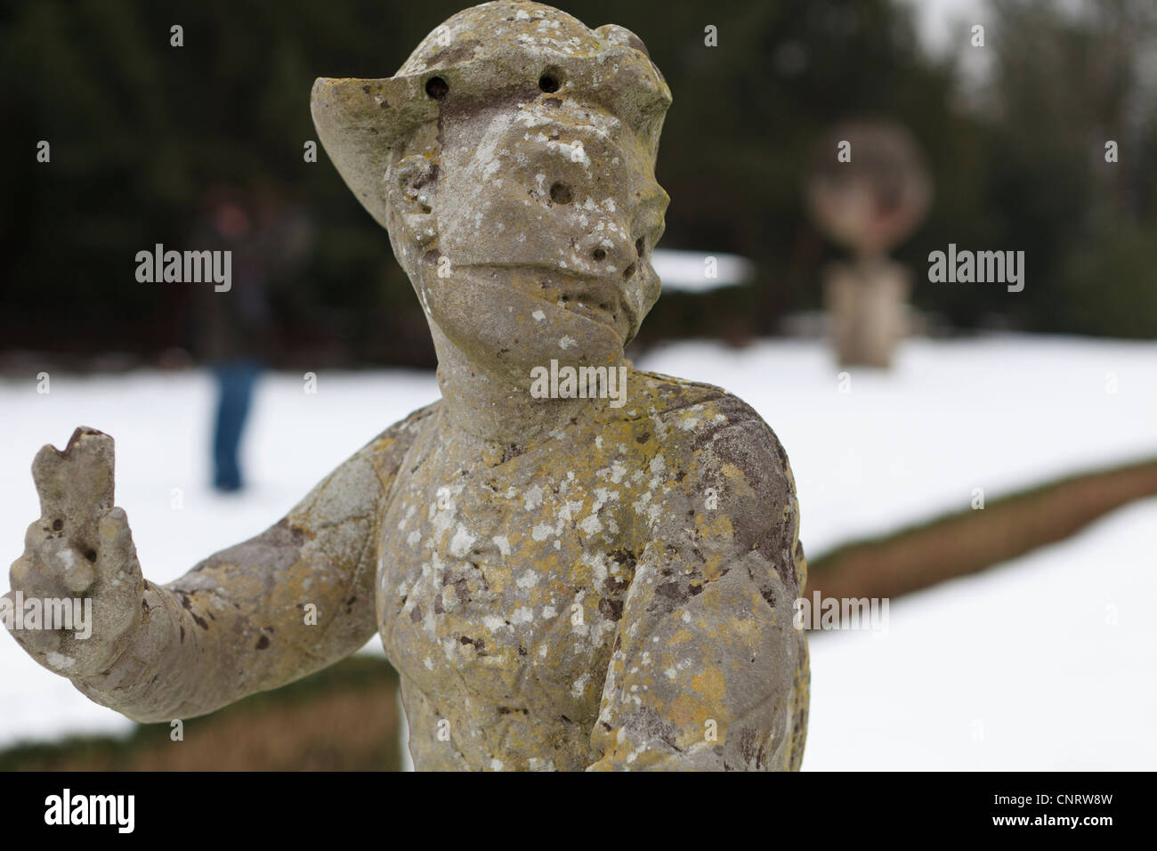 Statuen in einem verschneiten Garten Stockfoto