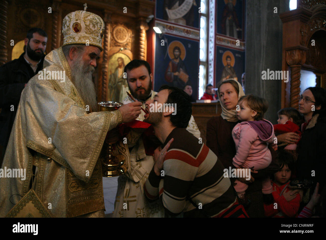 Orthodoxe Eucharistie nach eine Epiphanie Morgengottesdienst in St Parascheva Kirche in Belgrad, Serbien. Stockfoto