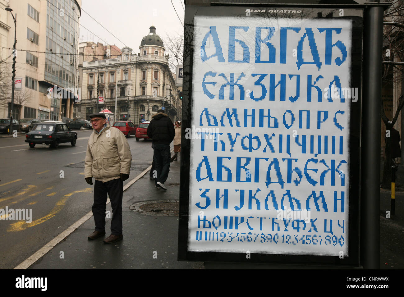 Plakat unterstützt das kyrillische Alphabet auf eine Bushaltestelle in Belgrad, Serbien. Stockfoto
