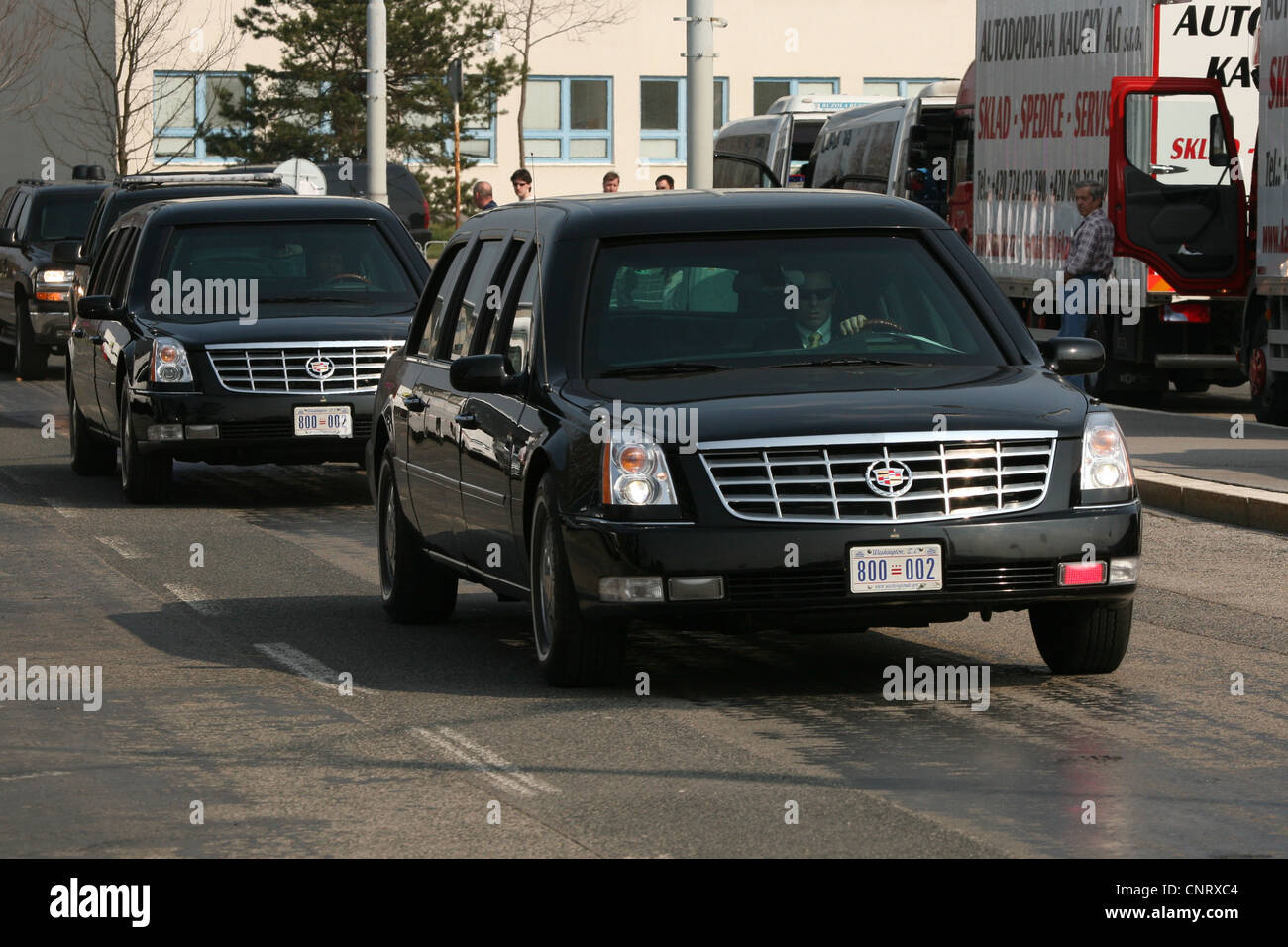 Zwei ähnliche Cadillac One warten auf US-Präsident Barack Obama am Flughafen Ruzyne in Prag, Tschechien. Stockfoto