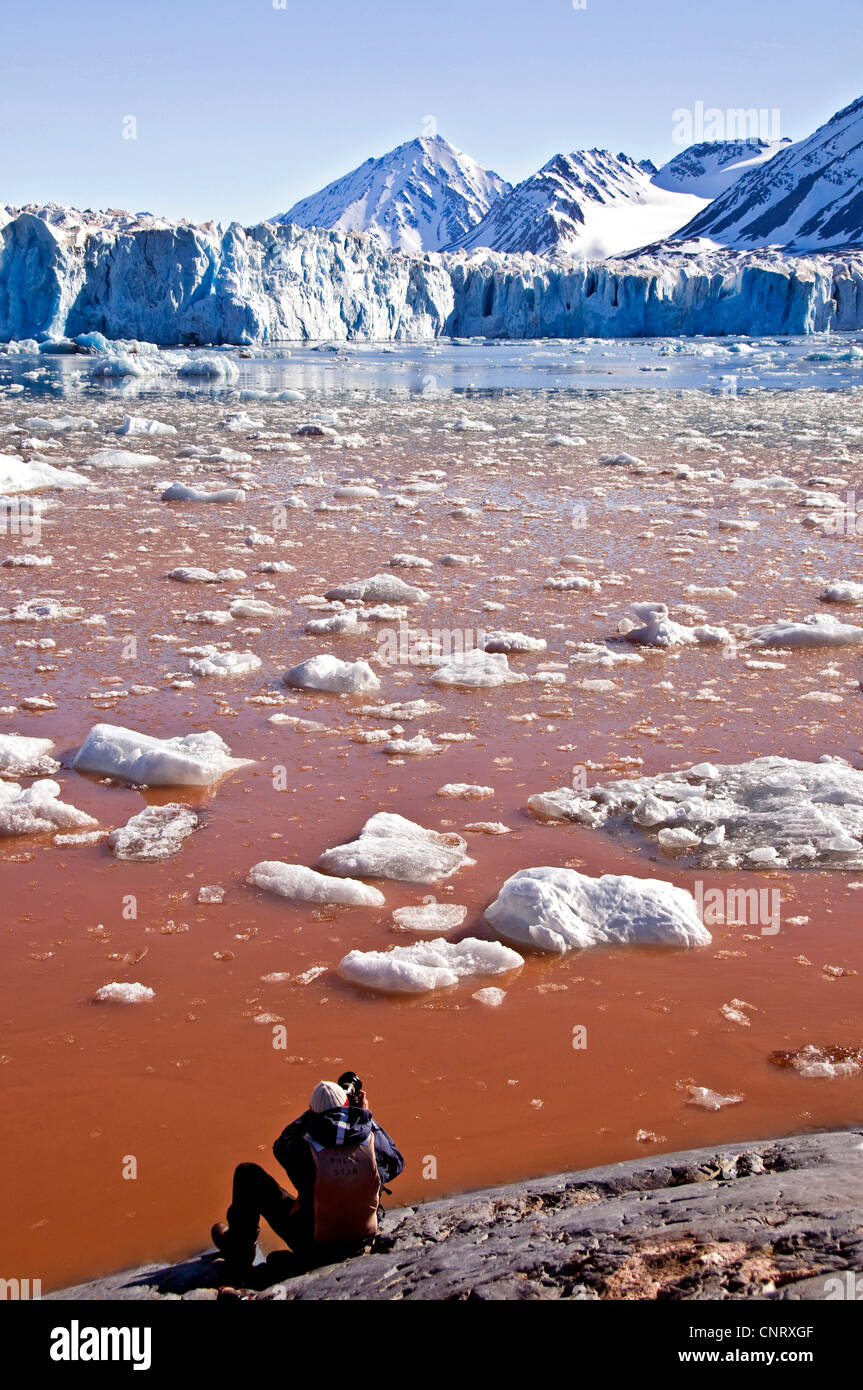 ein Fotograf schießt die icey Landschaft auf Kings Fjord (Kongsfjorden). Im Hintergrund ist Kings Gletscher, Norwegen, Svalbard, Spitzbergen-Inseln Stockfoto