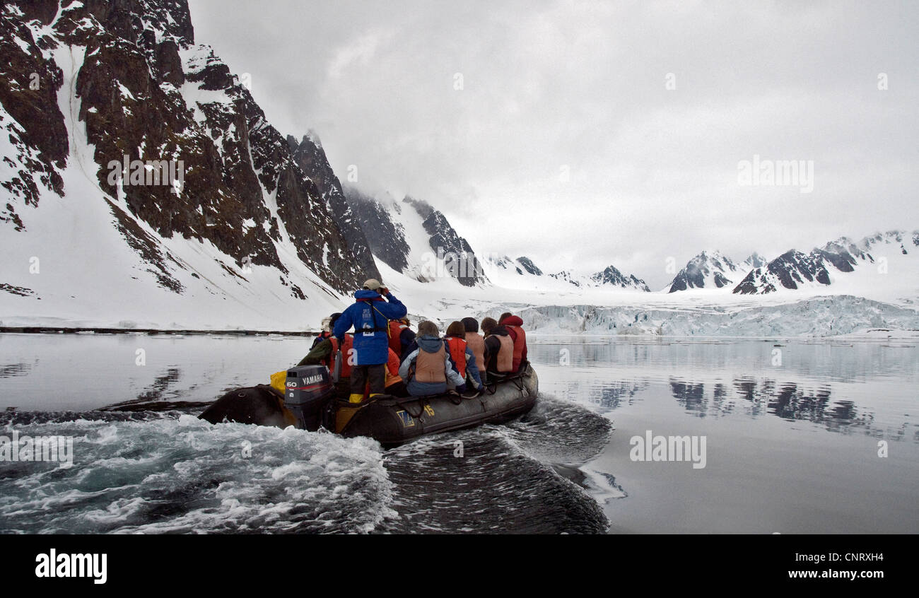 Touristen aus den Vessle Polar Star erkunden Gletschern in Raudfjorden, Norwegen, Spitzbergen, Svalbard-Inseln Stockfoto